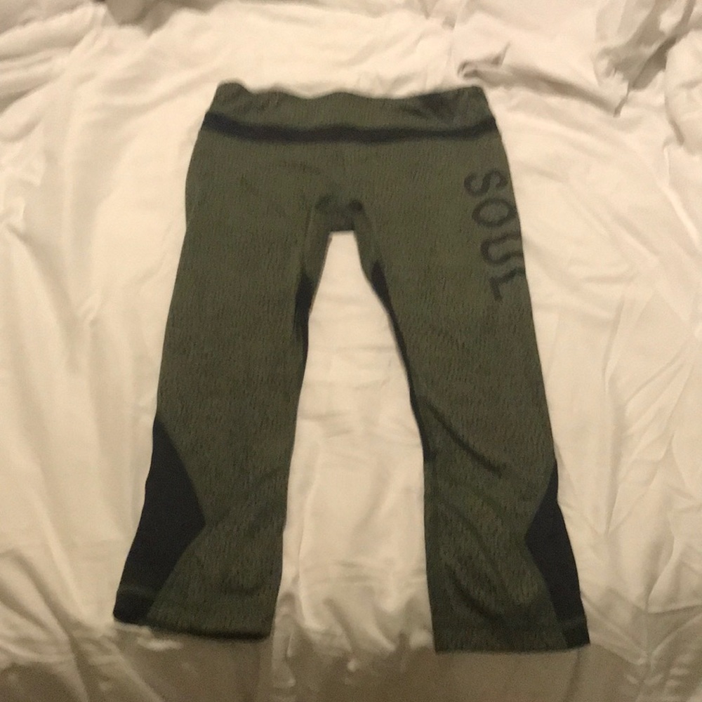 Lululemon green spotted print cropped pant sz6